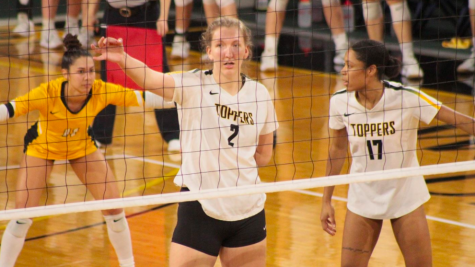 WLU Volleyball splits final two matches before MEC Tournament