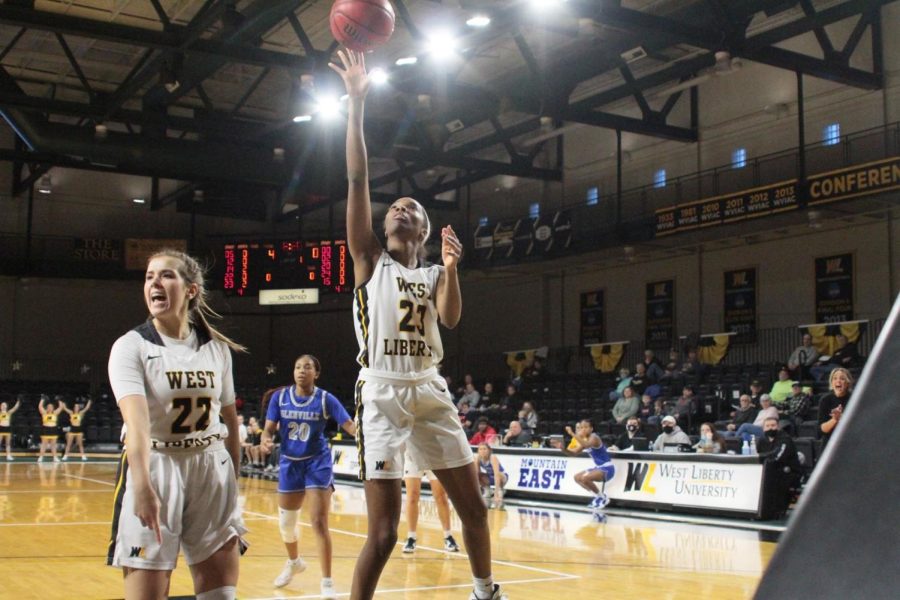 Women’s Basketball defeats Charleston, falls to No. 1 Glenville and Concord