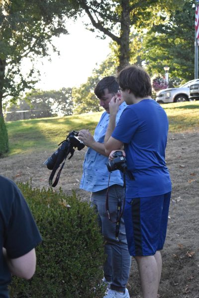 Jared Thompson showing students pictures in camera